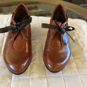 Italian leather tie shoes, small heel, never worn.